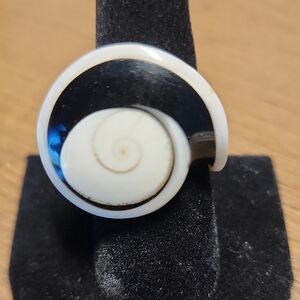 Elegant Black and White Carved Swirl Shell Ring